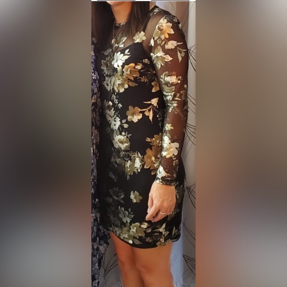 🏯Beautiful S Gold Floral Mesh Dress from le chateau - Picture 3 of 3